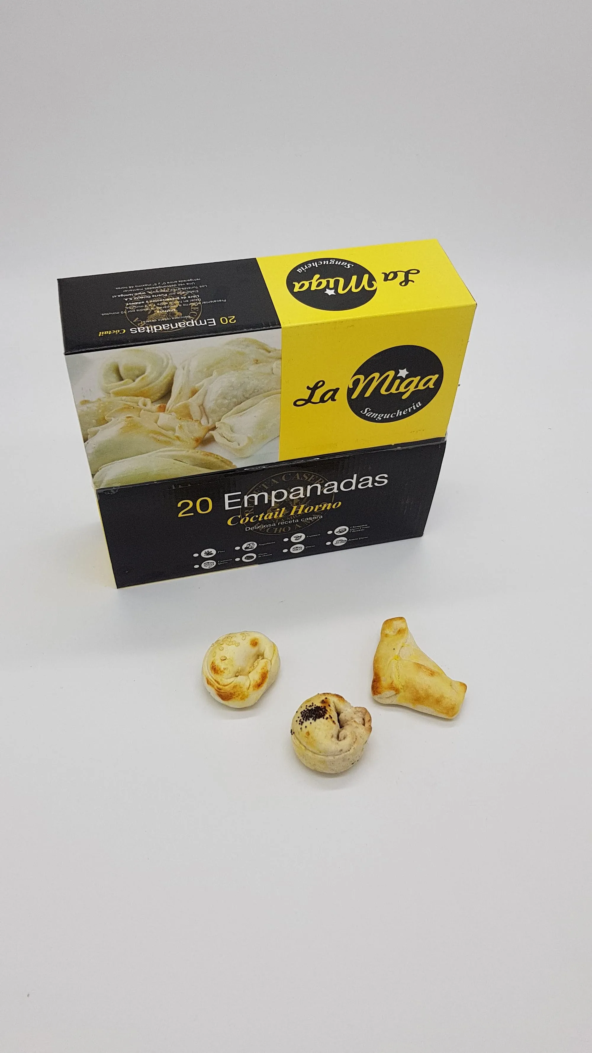 Caja de La Miga de veinte empanadas de cóctel al horno, con tres empanadas al lado