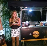 Carrito de La Miga operando en un evento de noche