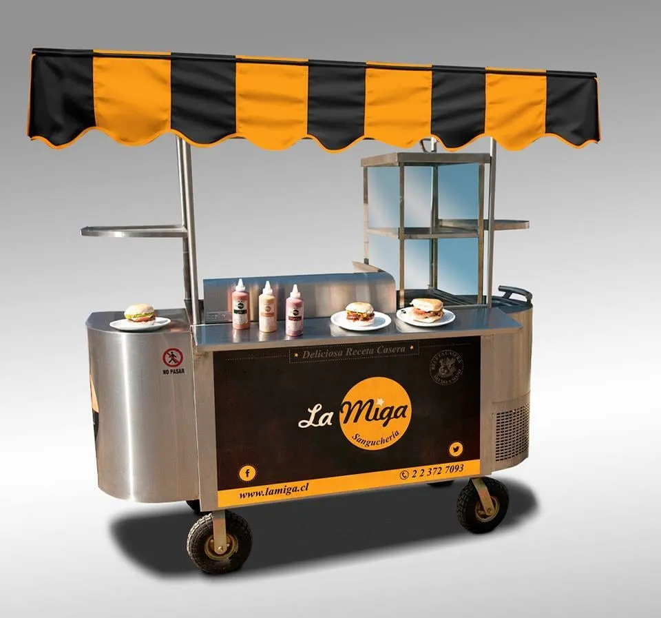Carrito de La Miga, con su toldo a rayas negras y doradas, montado con sánguches y salsas