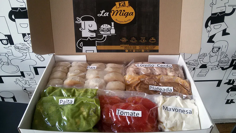 Kit La Miga abierto, con el pan, la plateada, el lomito, la palta, el tomate y la mayonesa rotulados