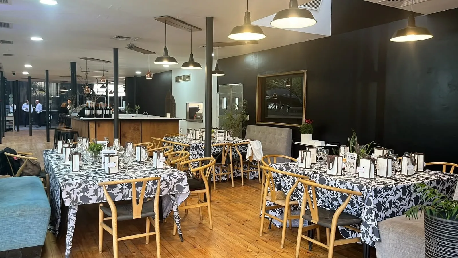 Salón de La Miga con mesas largas vestidas y sillas de madera, montado para un evento